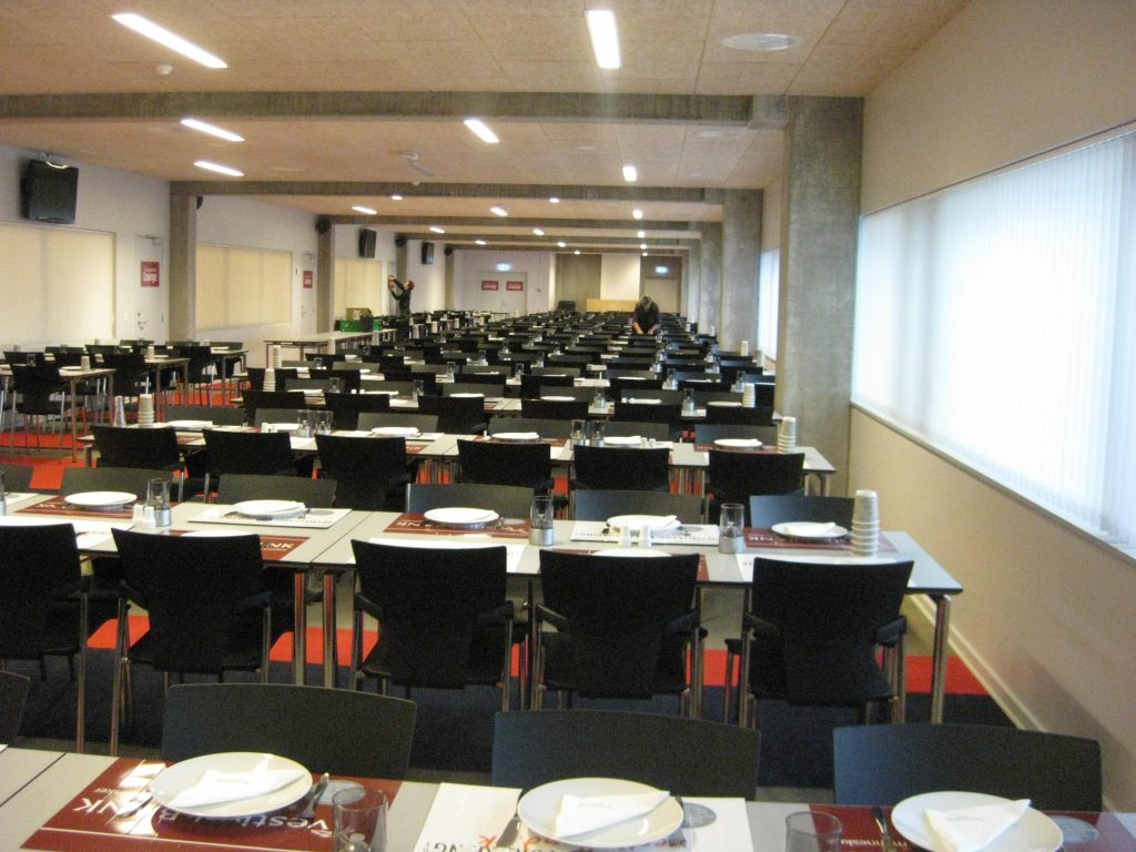 AKTIVA stol med armlæn